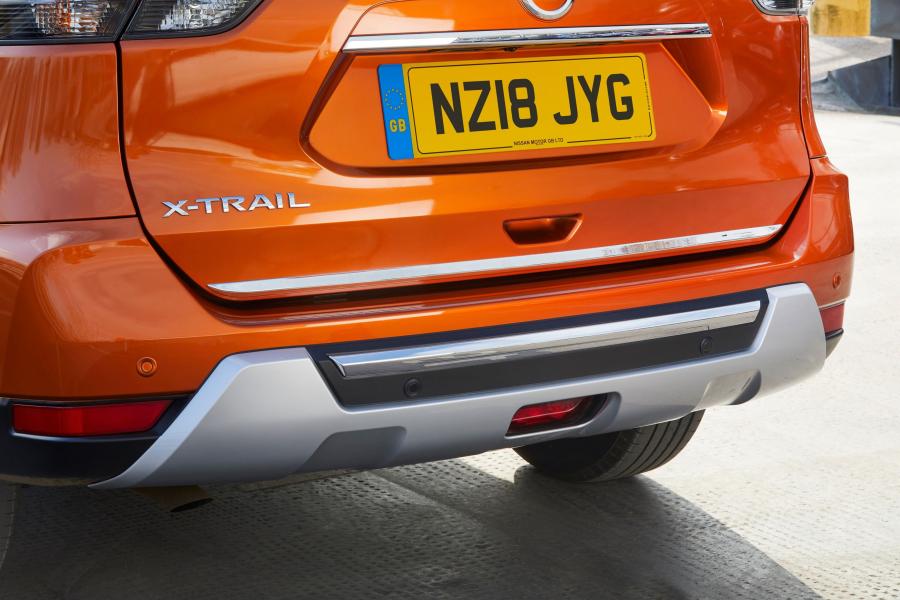 Детали экстерьера Nissan X-Trail Platinum Edition SV (T32) 2018 года  (UK) (фото 2 из 7)